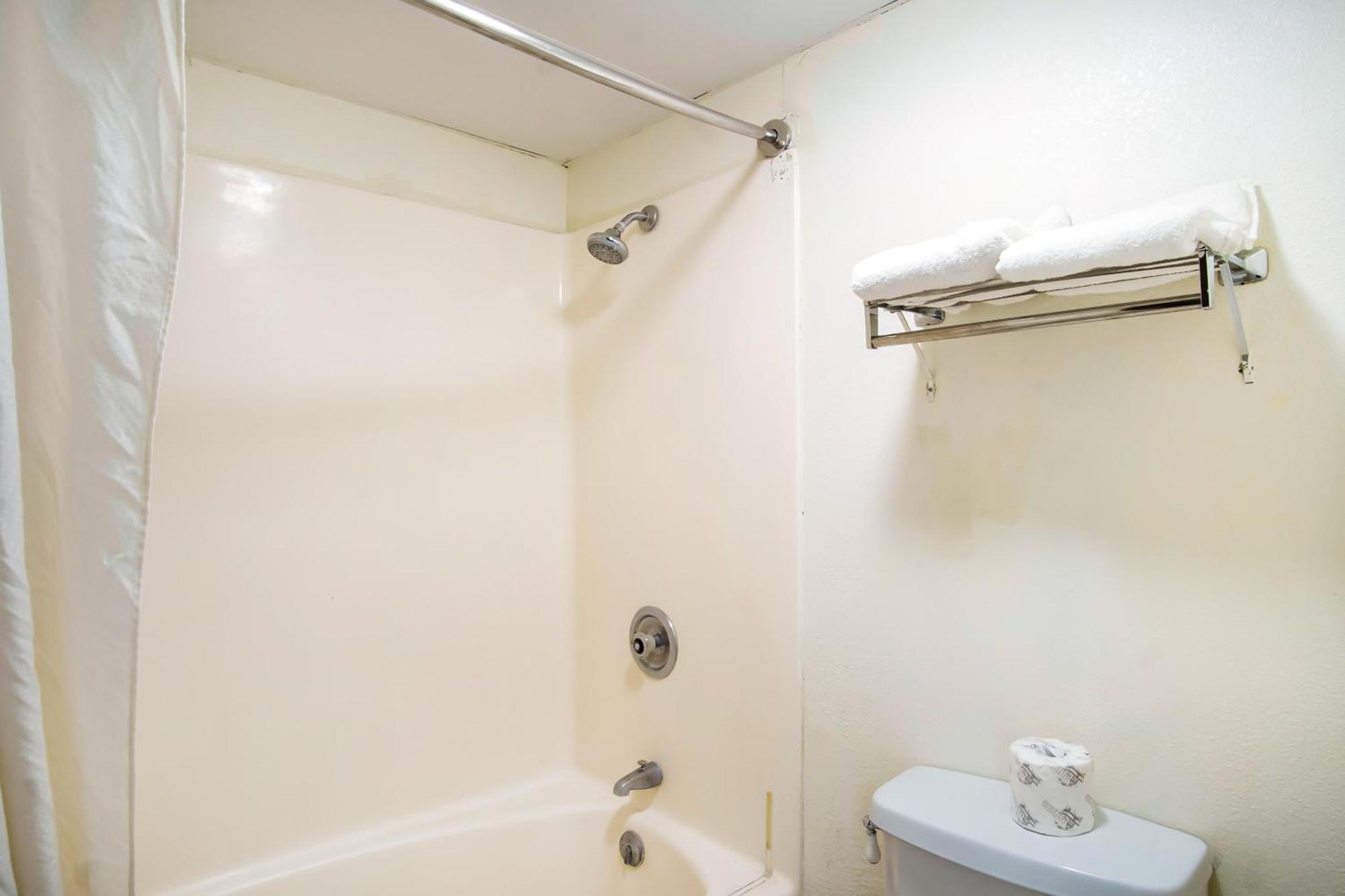 Oyo Hotel Hutchinson West 4Th Ave 외부 사진