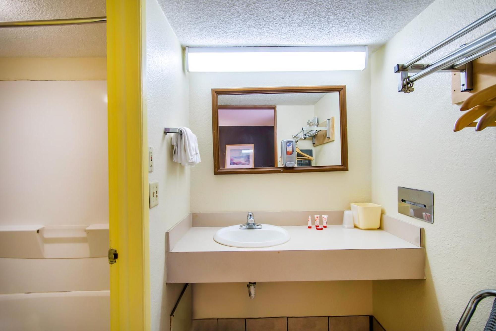 Oyo Hotel Hutchinson West 4Th Ave 외부 사진