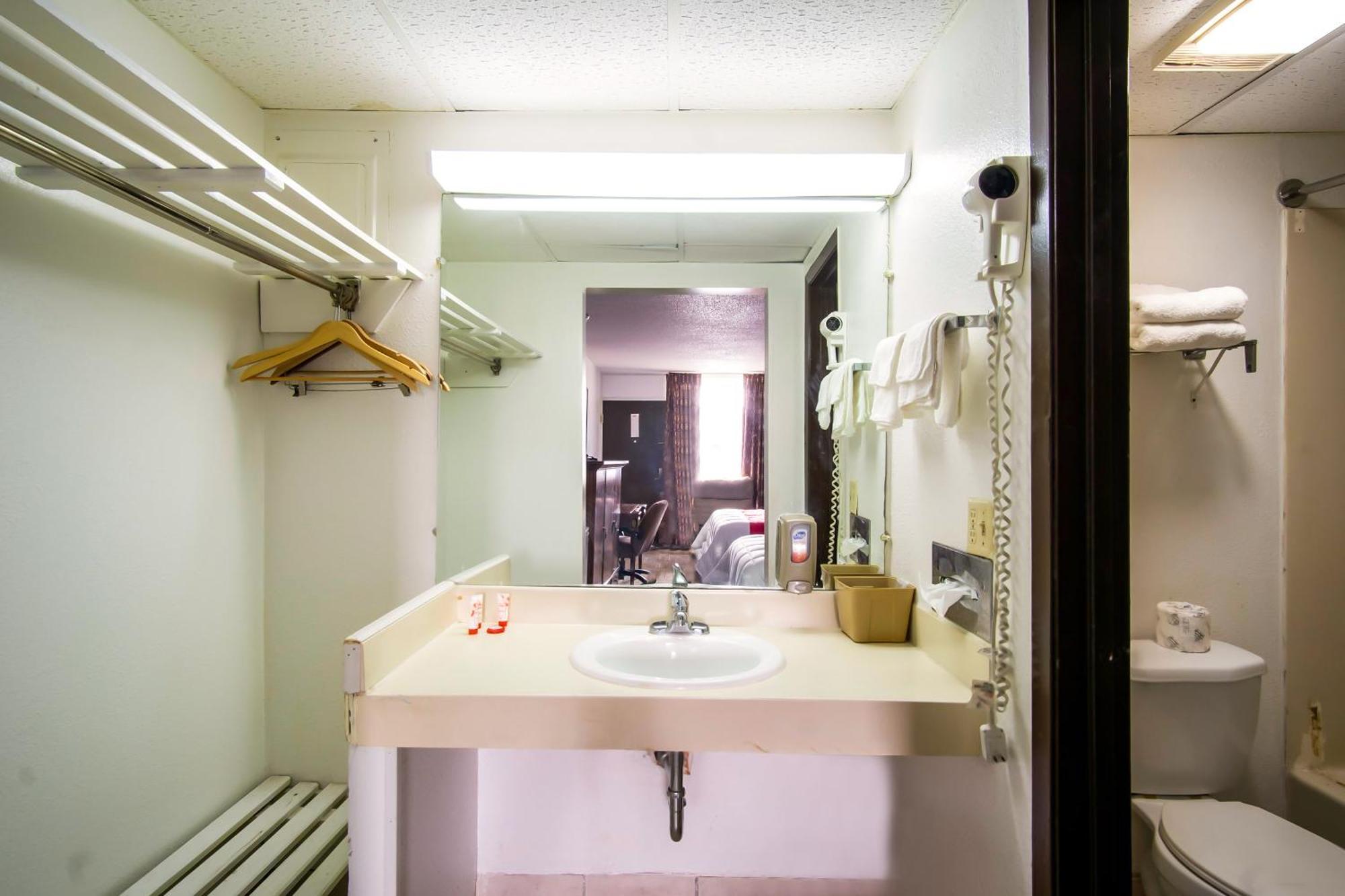 Oyo Hotel Hutchinson West 4Th Ave 외부 사진