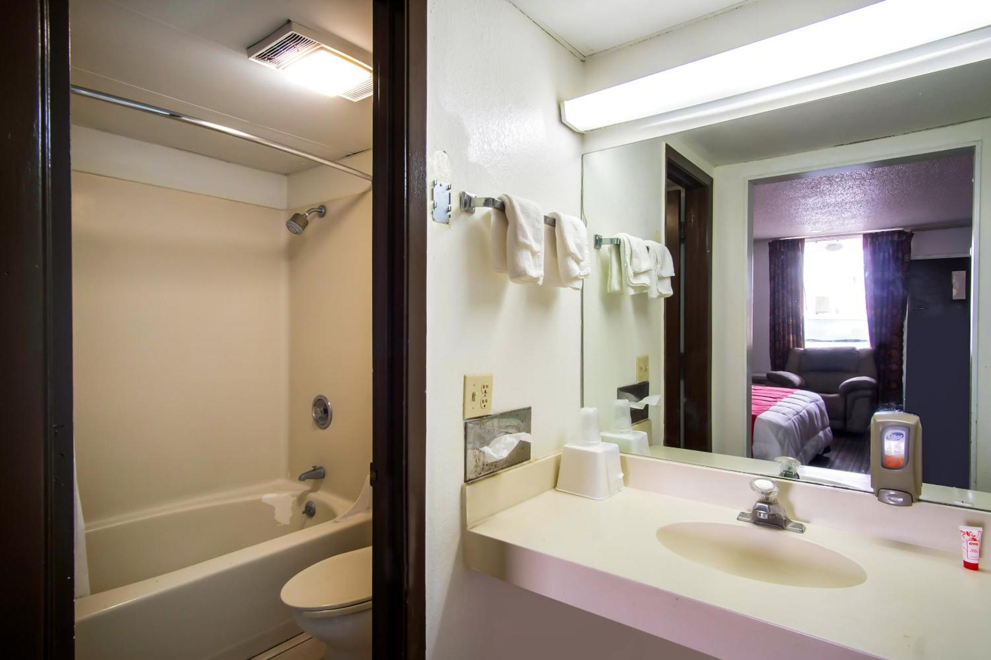 Oyo Hotel Hutchinson West 4Th Ave 외부 사진