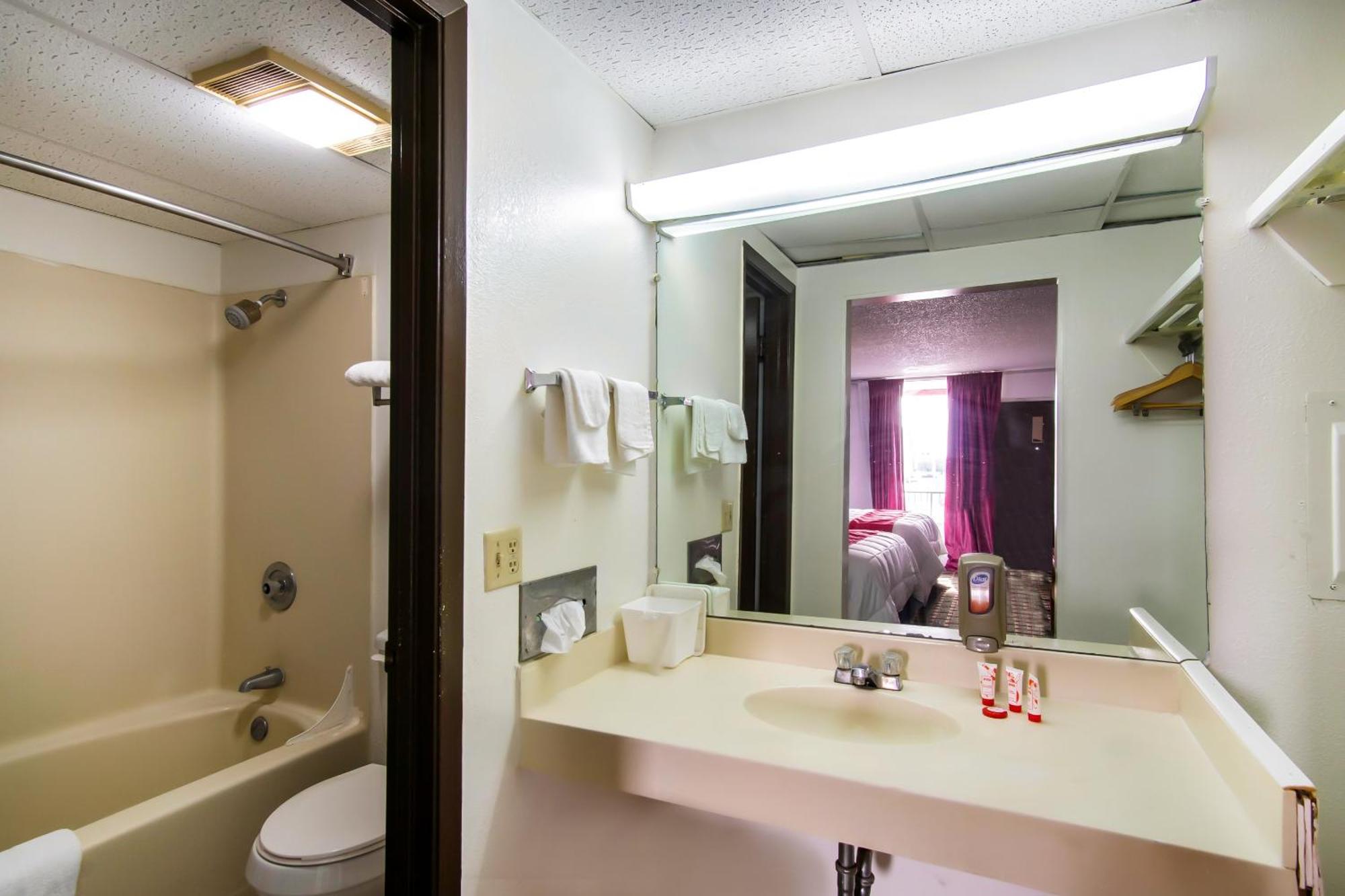 Oyo Hotel Hutchinson West 4Th Ave 외부 사진