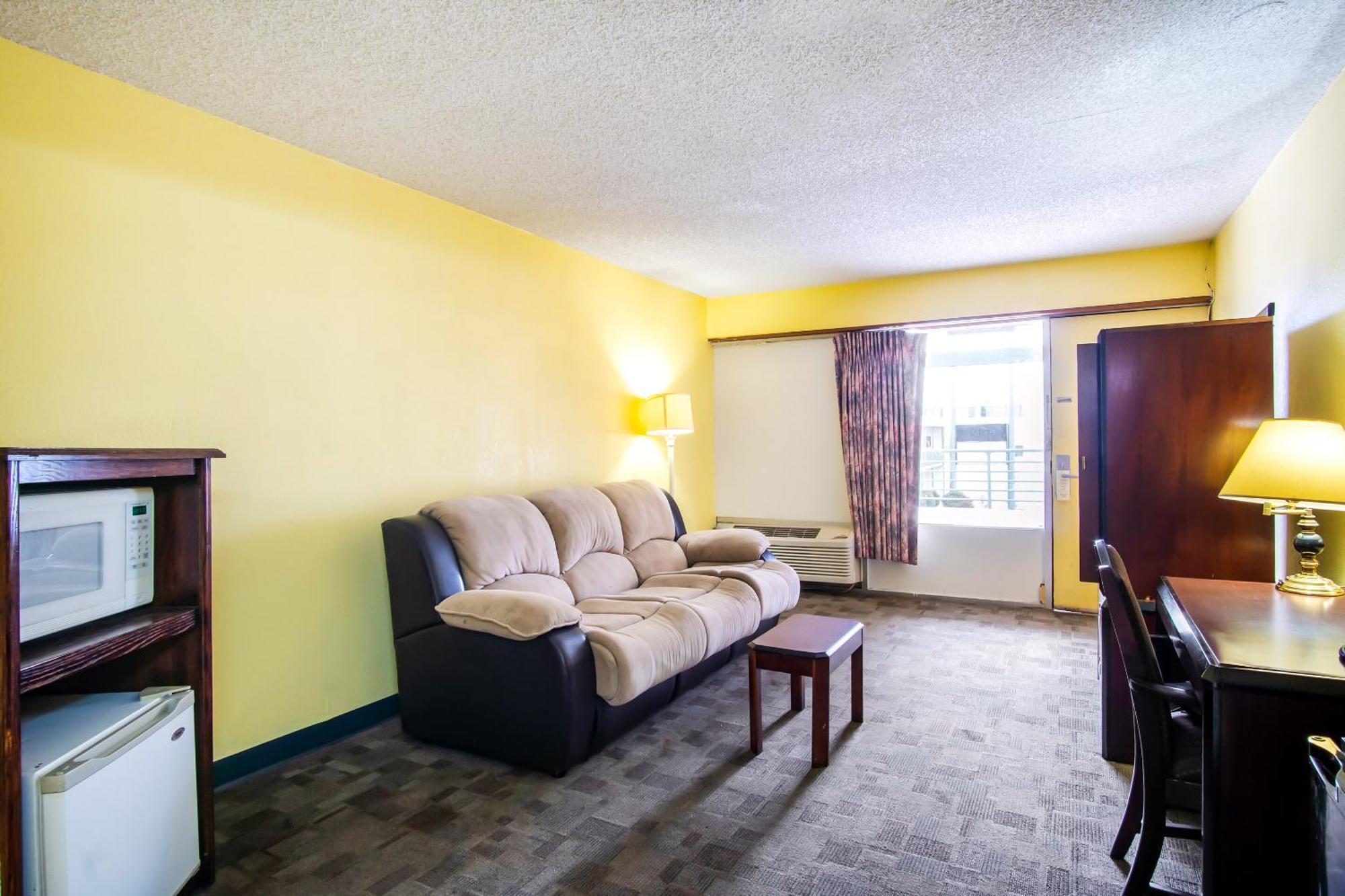 Oyo Hotel Hutchinson West 4Th Ave 외부 사진