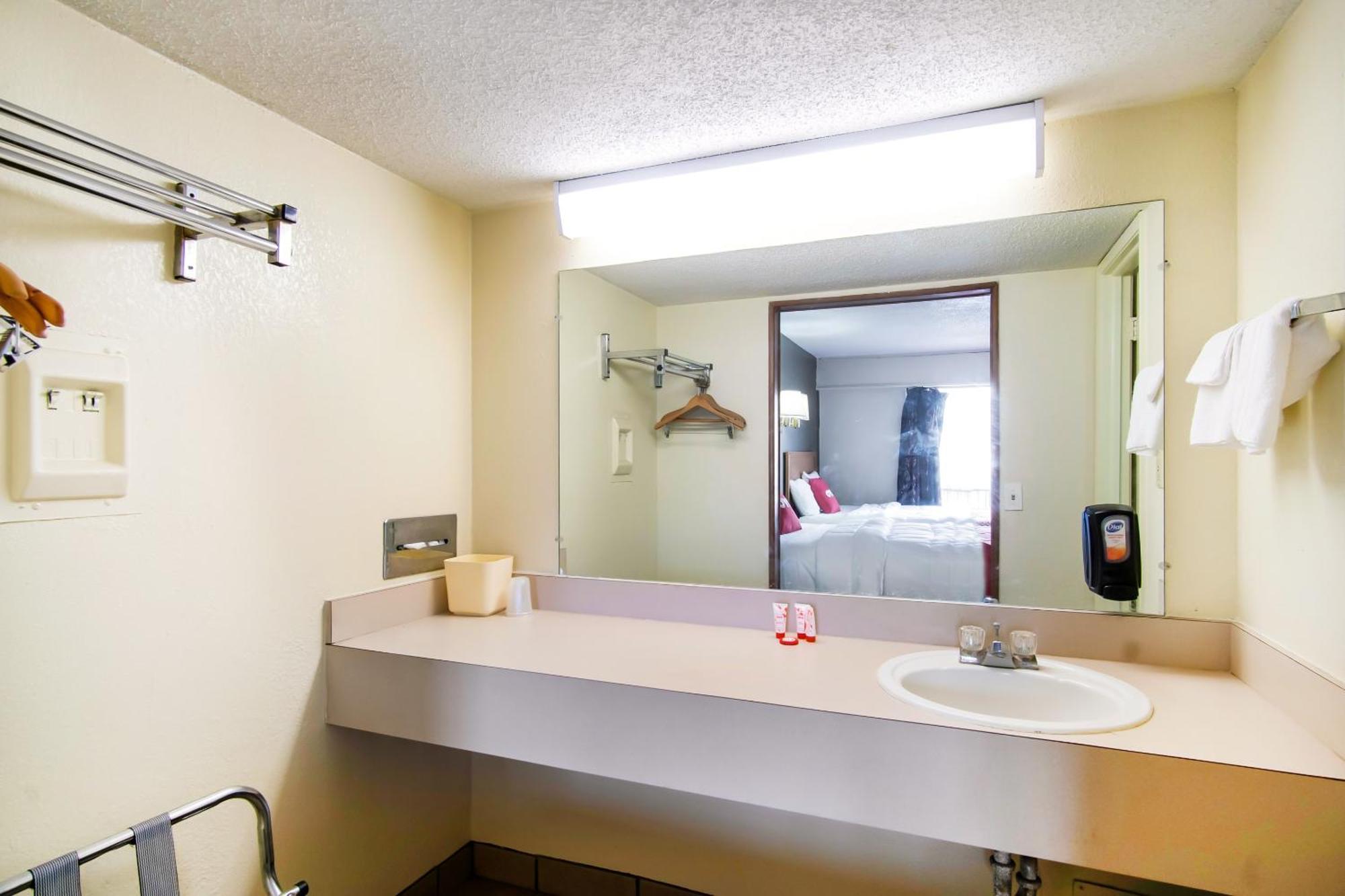 Oyo Hotel Hutchinson West 4Th Ave 외부 사진