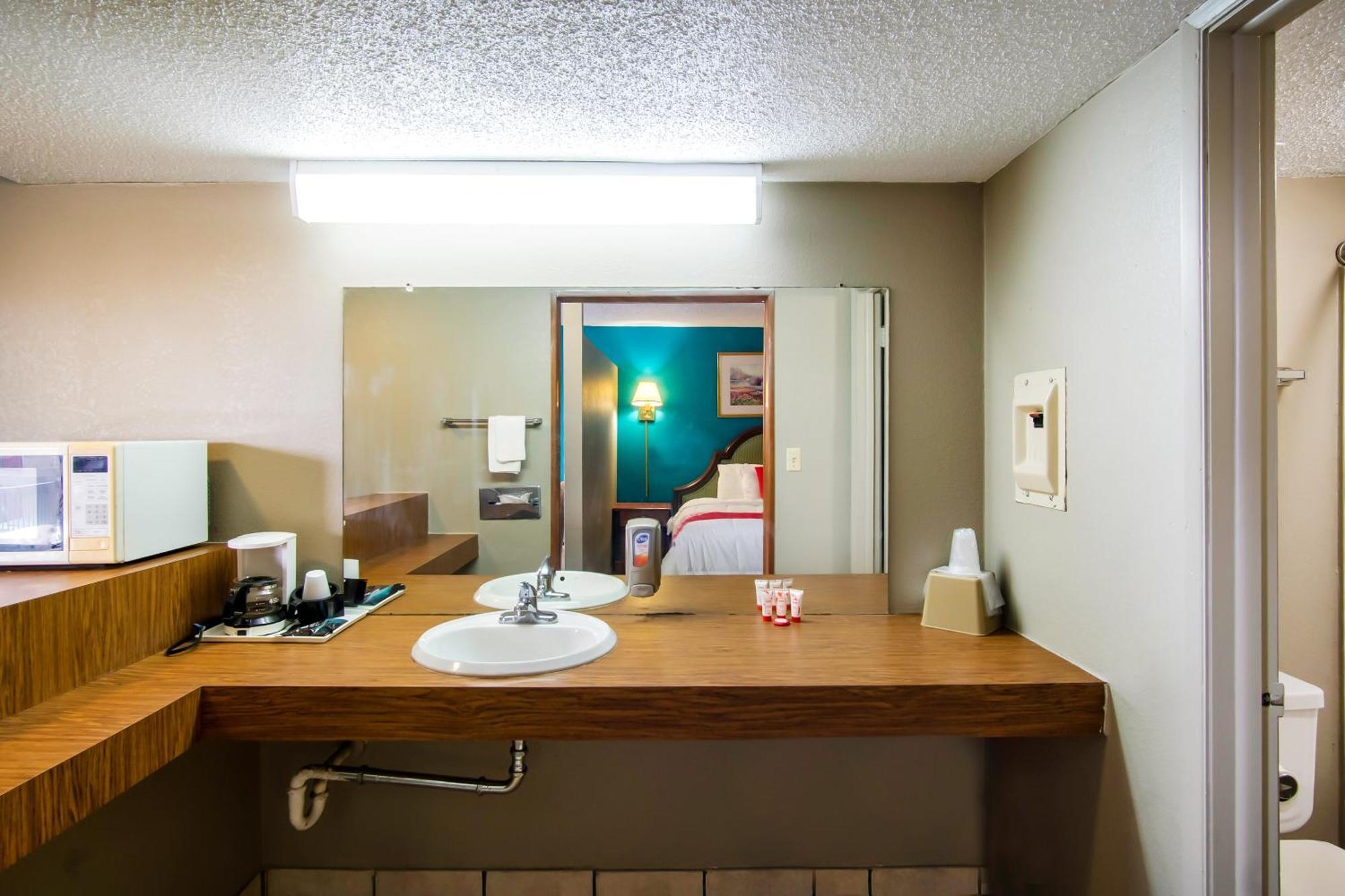 Oyo Hotel Hutchinson West 4Th Ave 외부 사진