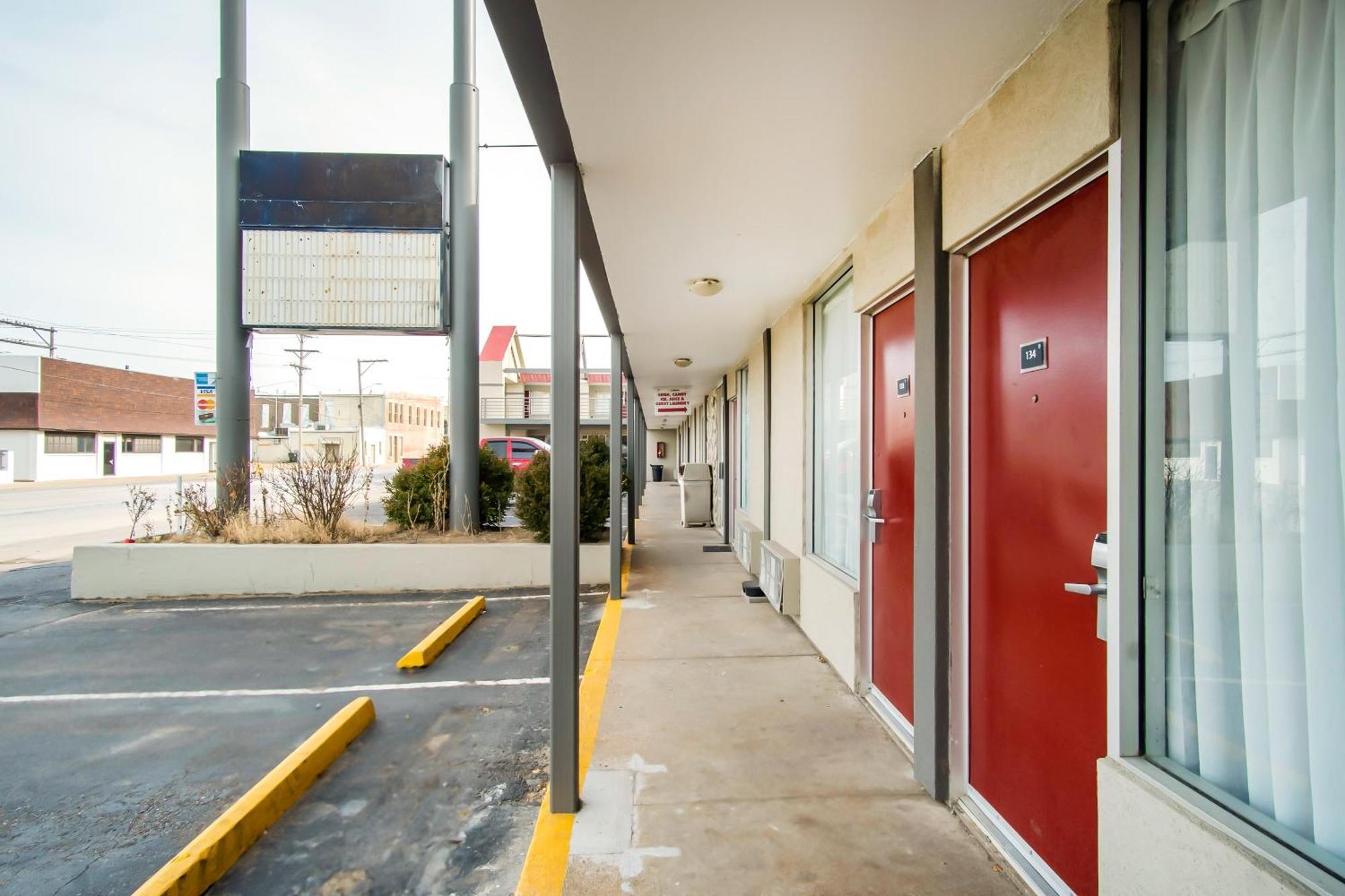 Oyo Hotel Hutchinson West 4Th Ave 외부 사진