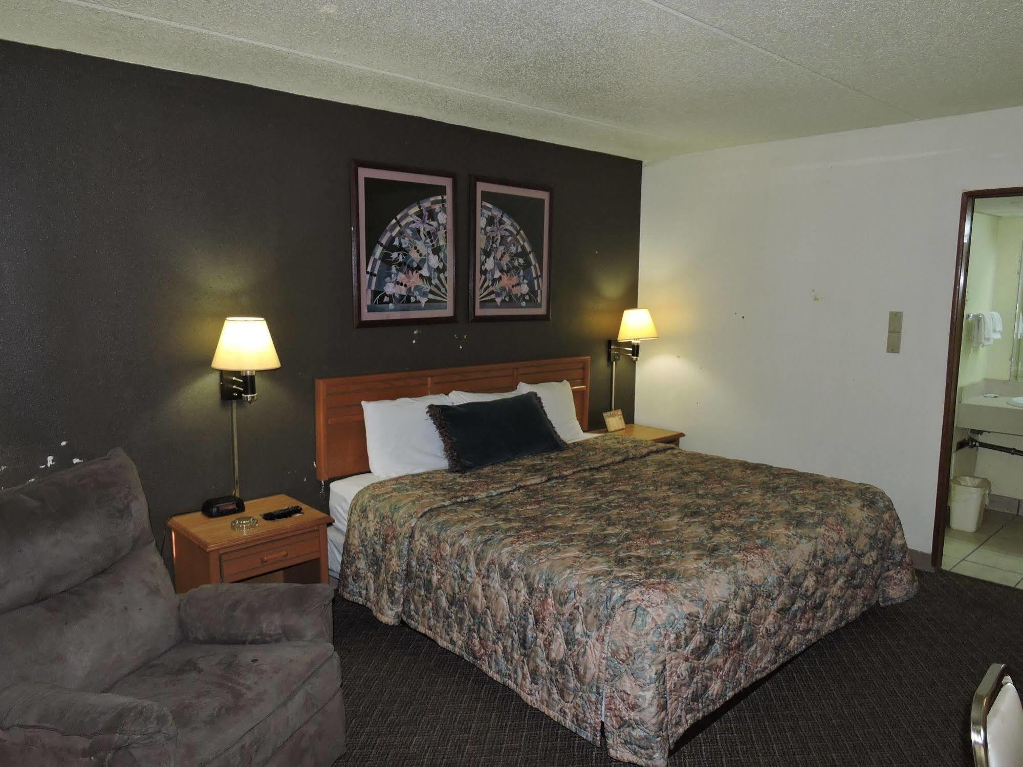 Oyo Hotel Hutchinson West 4Th Ave 외부 사진