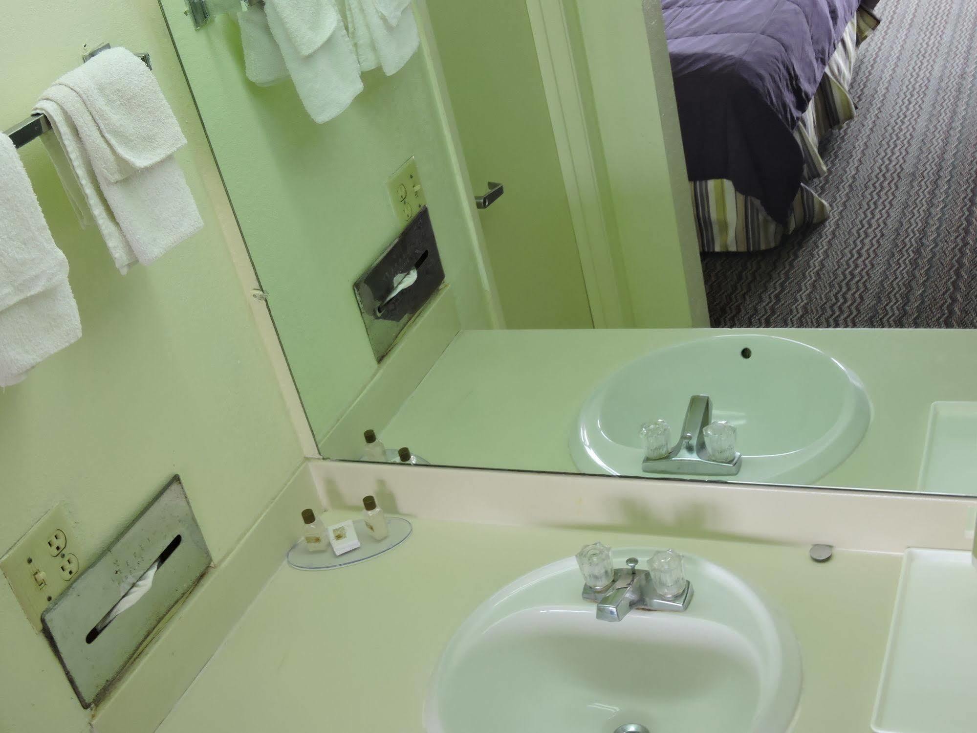 Oyo Hotel Hutchinson West 4Th Ave 외부 사진