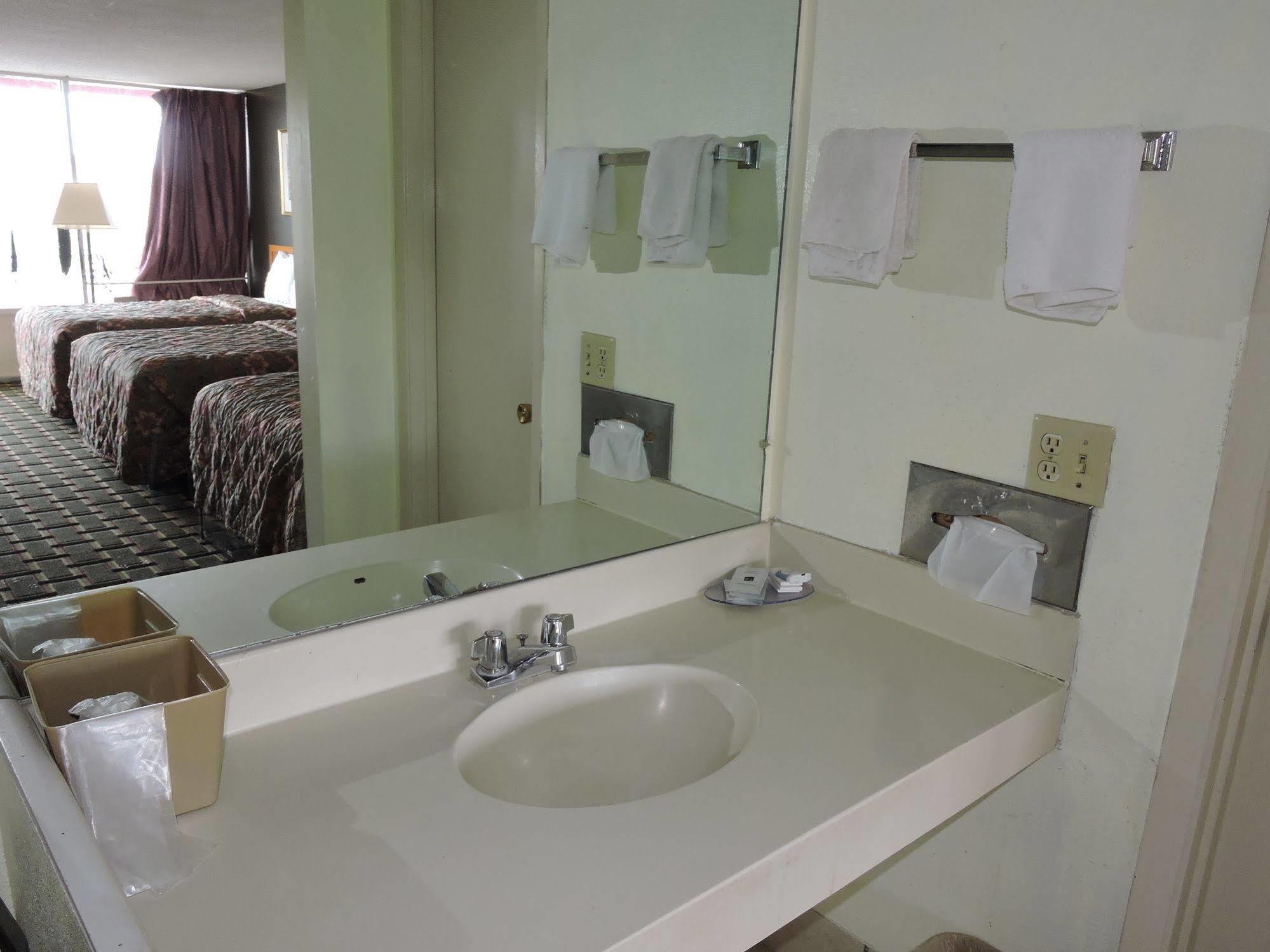 Oyo Hotel Hutchinson West 4Th Ave 외부 사진